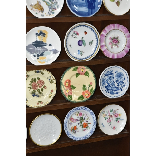 843 - A COLLECTION OF MINIATURE VASES AND PLATES, comprising twenty three miniature plates by various manu... 
