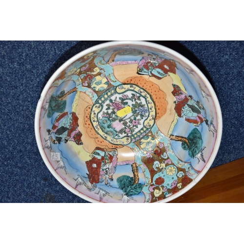 850 - A SMALL GROUP OF ASSORTED ANTIQUE AND VINTAGE CERAMIC PIECES to include a large Chinese export ware ... 