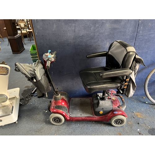 58 - AN INVACARE LYNX MOBILITY SCOOTER with two keys, power cable, front basket and various fabric bags  ... 