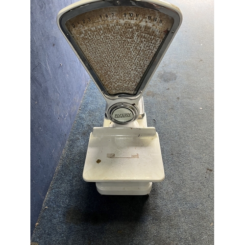 61 - A VINTAGE SET OF AVERY GROCERS SCALES with a fan mechanical readout, height 75cm
