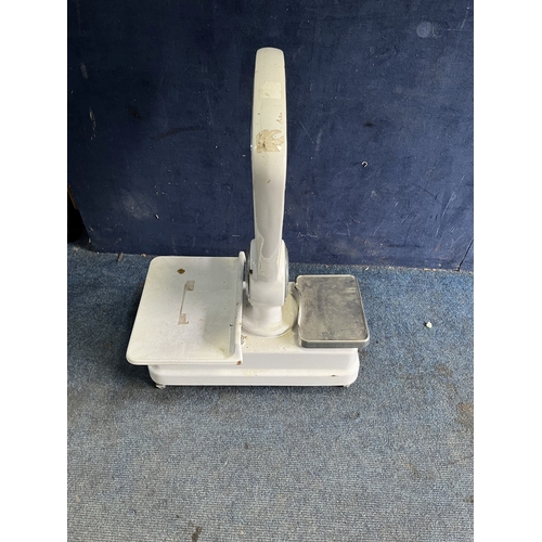 61 - A VINTAGE SET OF AVERY GROCERS SCALES with a fan mechanical readout, height 75cm