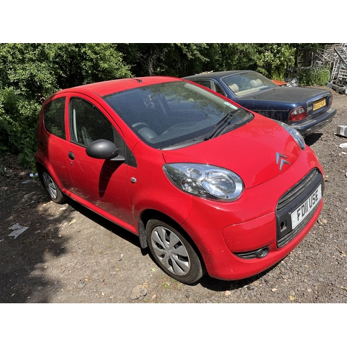 32 - A 2011 CITROEN C1 VTR FIVE DOOR HATCHBACK CAR in red with a 998cc petrol engine, five speed manual g... 