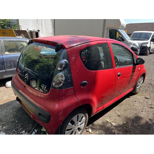 32 - A 2011 CITROEN C1 VTR FIVE DOOR HATCHBACK CAR in red with a 998cc petrol engine, five speed manual g... 
