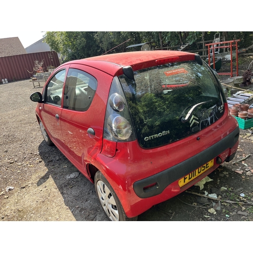 32 - A 2011 CITROEN C1 VTR FIVE DOOR HATCHBACK CAR in red with a 998cc petrol engine, five speed manual g... 