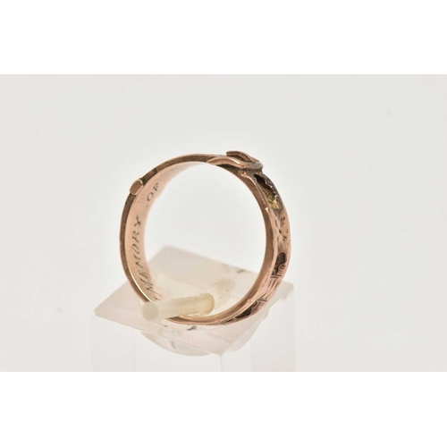 AN EARLY 20TH CENTURY, 9CT ROSE GOLD MEMORIAL RING, in the form of a ...