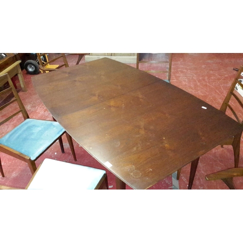 269 - Retro McIntosh table with 2 carvers, 4 chairs & leaf, 74x153x91cm