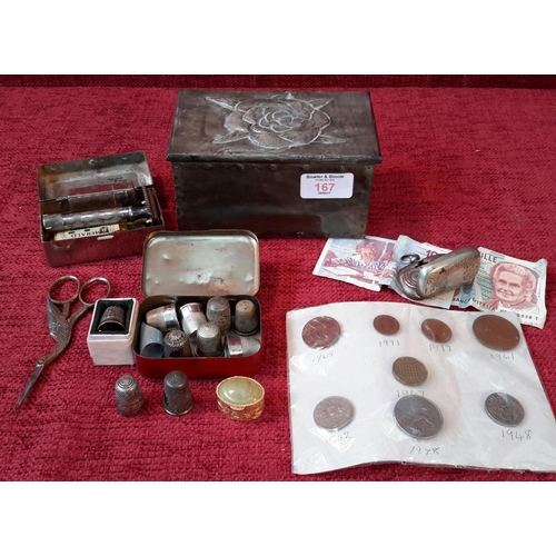 167 - Selection of collectable's to include; 2 silver thimbles, vintage razor, Arts & Crafts box etc