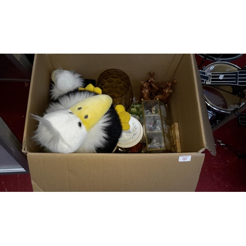 284 - Box of miscellaneous & collectables