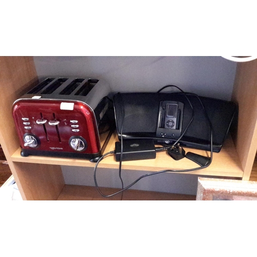 476 - Modern 4 slice toaster, together with mp3 player & docking unit