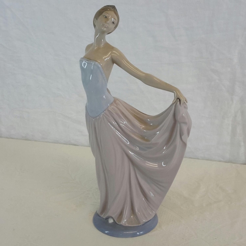 103 - Large Lladro lady figure, 30cm in height