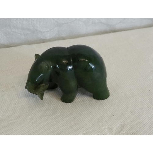 127 - A jade figurine of a bear holding a fish in its mouth, 3cmx5cm