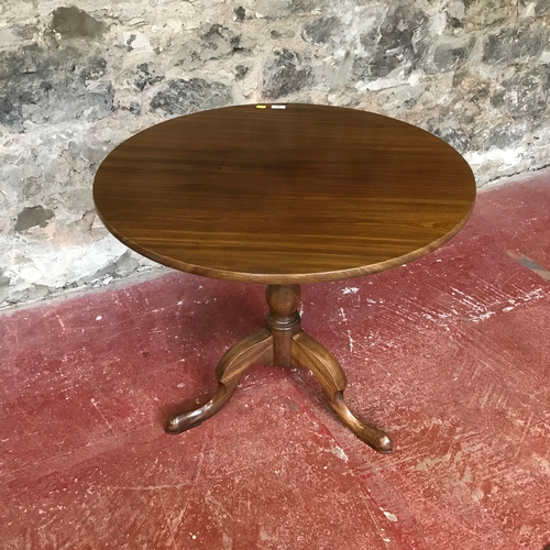 150 - Stunning Georgian flip top table with single pedestal support with 3 supporting feet.