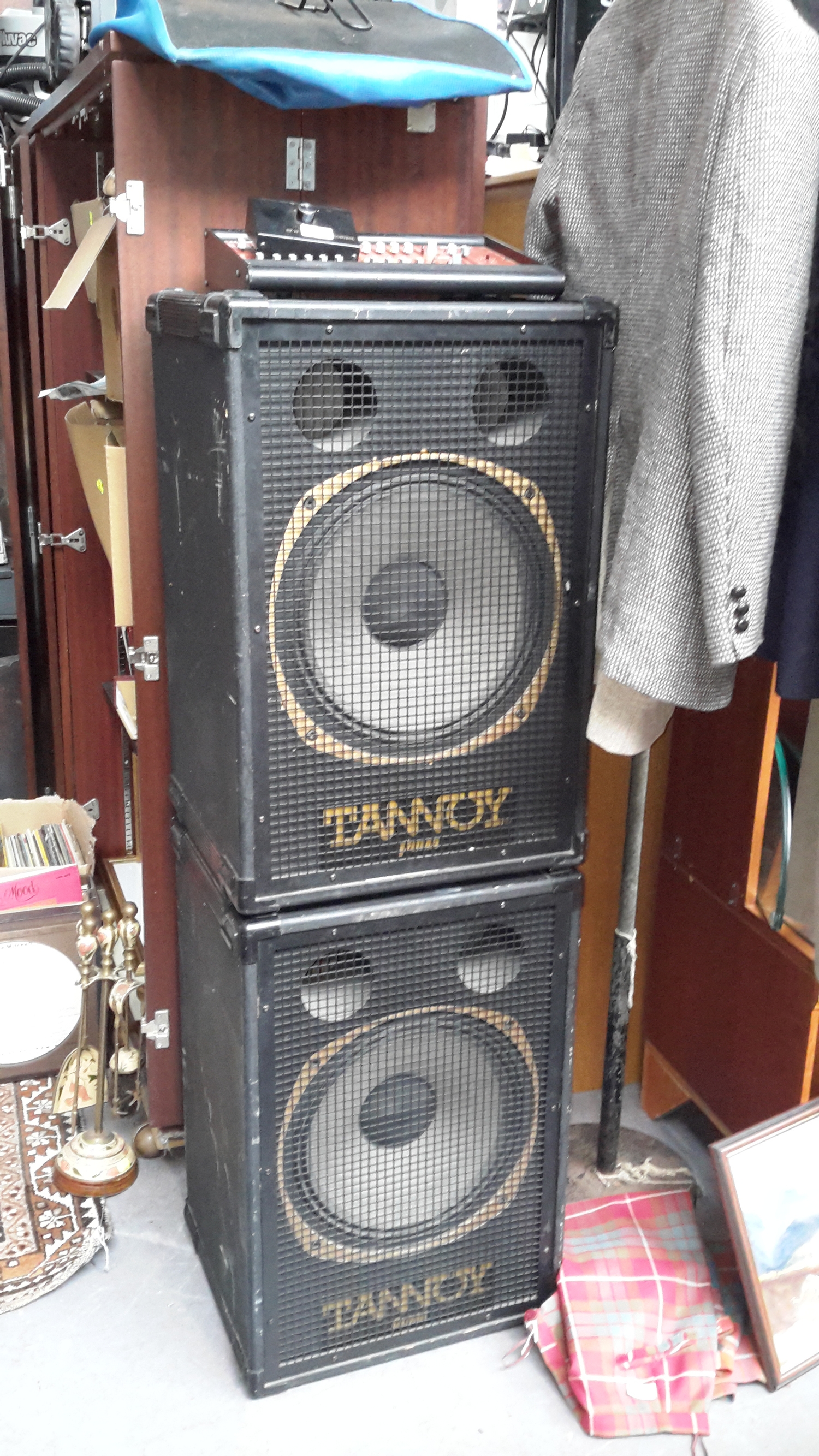 Nota Muestra paso Pair Of Tannoy Speakers , Strand tempus 12 equaliser and control point.