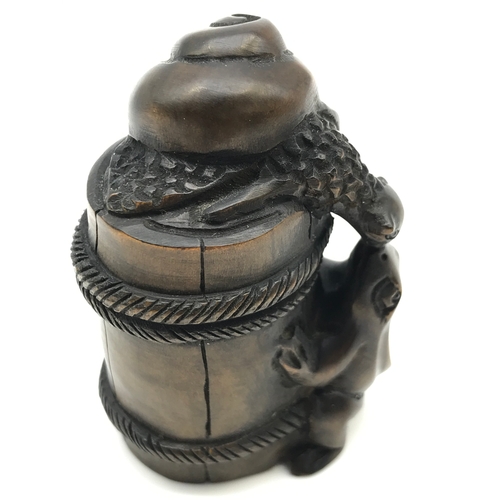 140 - A Small antique Japanese hand carved frog and snail netsuke. Signed by the artist to the base. Measu... 