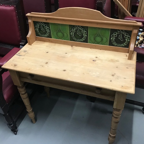 447A - A Late Victorian/ Early Edwardian pine and tile back wash stand. Fitted with a single under drawer. ... 