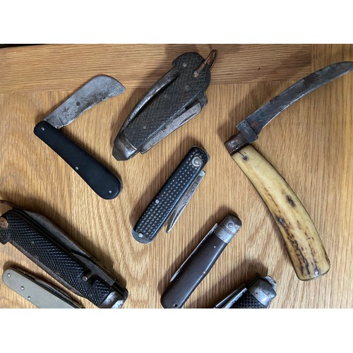 430B - A Quantity of antique and vintage pocket knives which includes various dockyard knives.