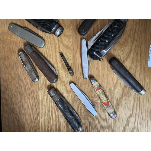 430B - A Quantity of antique and vintage pocket knives which includes various dockyard knives.