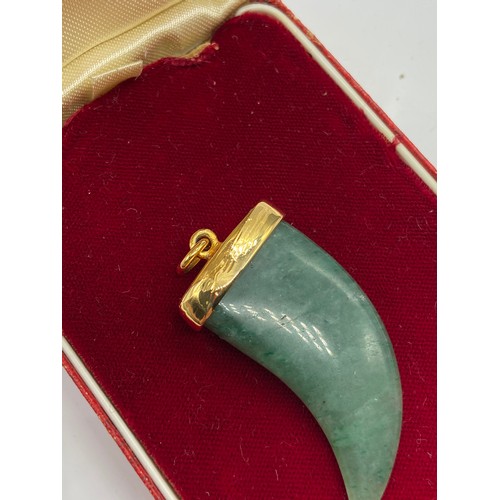 99 - A Yellow metal and Jade horn pendant.