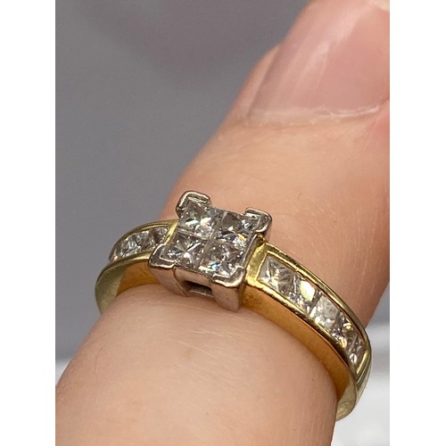 31 - A Ladies 18ct gold and Princess cut diamond ring. 1ct of diamonds in total. [Ring size L]