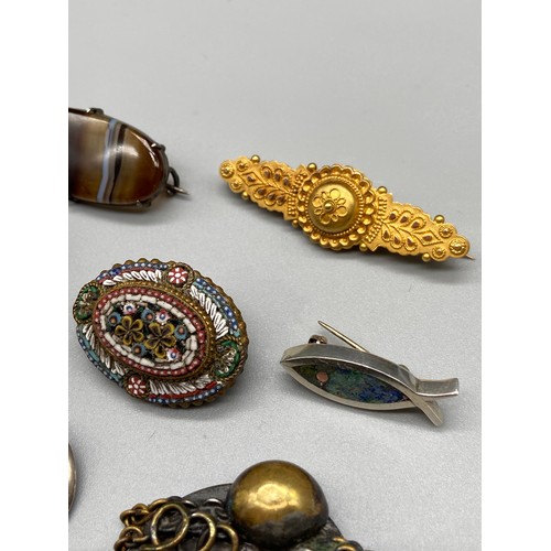 115 - A Lot of various silver and vintage jewellery. Includes a Chester 15ct gold bar brooch, 925 silver a... 