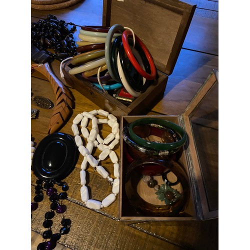 213 - A Selection of various vintage jewellery to include agate necklace, bangles and a vintage the Sale H... 