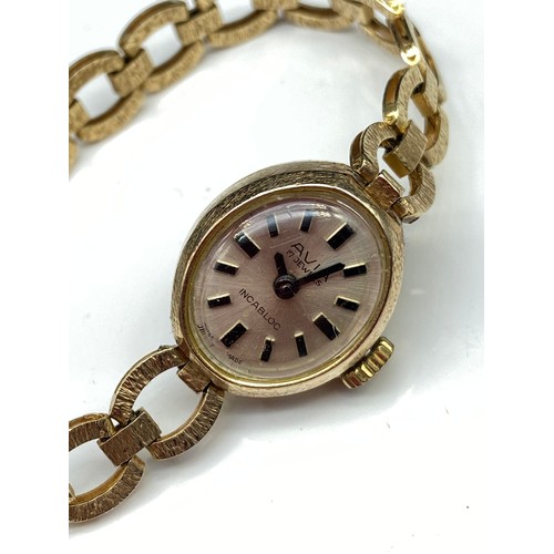 2J - A Vintage ladies Avia 9ct gold wrist watch. Designed with a 9ct gold bracelet. In a working conditio... 