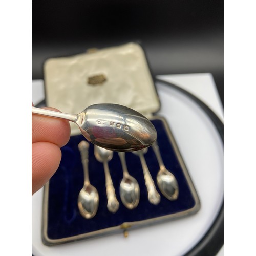 65J - A Set of 6 London silver tea spoons produced by Josiah Williams & Co. Dated 1925. Comes with a fitte... 