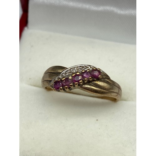 58J - A 9ct gold single diamond and ruby ring. [ring size N] & [1.91Grams]