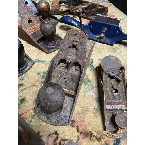 202A - A Selection of vintage joiners planes to include various blades, Marples, Stanley and Bailey.