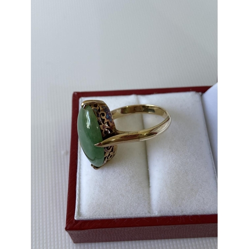 2j - An 18ct gold & jade ring [5.44g] [M 1/2] stamped [18k]