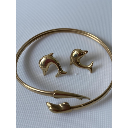 35J - A 9ct gold dolphin design bangle, together with a pair of dolphin earrings [6cm] [7.51g]