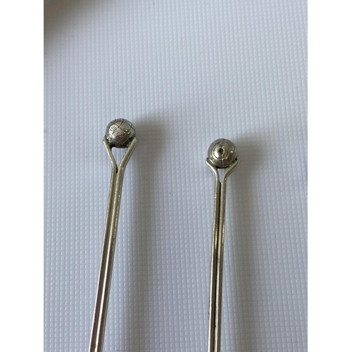 20J - A set of 5 London silver golf tea spoons, designed with golf finials [Robert Pringle & Sons] [52.93g... 