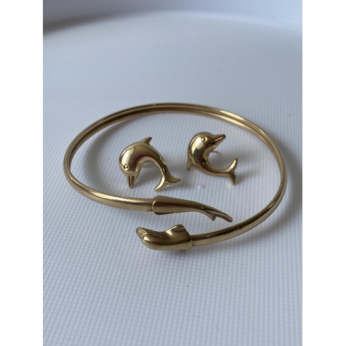 35J - A 9ct gold dolphin design bangle, together with a pair of dolphin earrings [6cm] [7.51g]