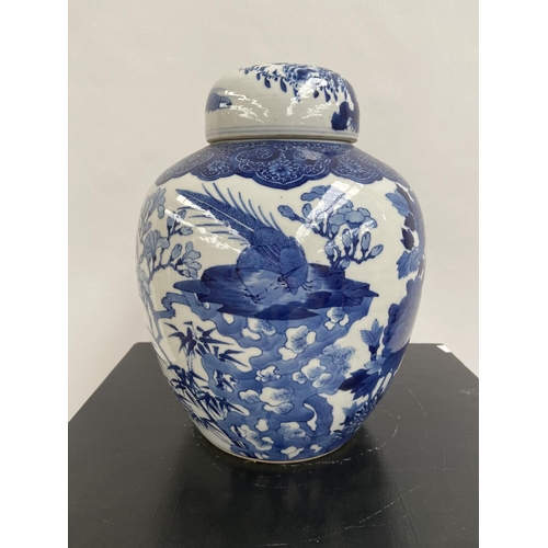 474J - A LARGE CHINESE BLUE AND WHITE LIDDED PRESERVE POT. DETAILED WITH VARIOUS BIRD AND FLOWER DESIGNS. S... 