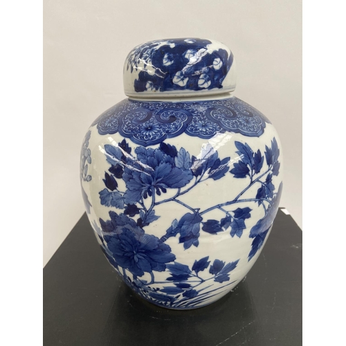 474J - A LARGE CHINESE BLUE AND WHITE LIDDED PRESERVE POT. DETAILED WITH VARIOUS BIRD AND FLOWER DESIGNS. S... 