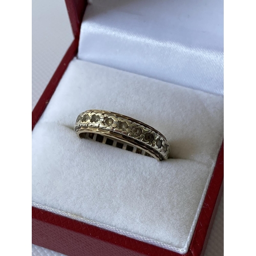 5J - A 9ct gold band ring set with clear stones [size N] [3.45g]