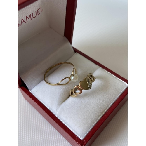 6J - A 9ct gold & single pearl ring [size Q], together with a 9ct gold signet pinky ring fitted with a si... 