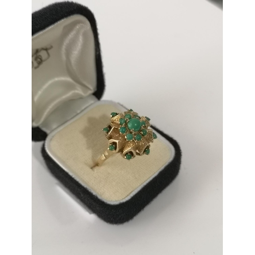 33J - A VINTAGE LADIES 9CT GOLD RING IN THE FORM OF A FLOWER, FITTED WITH VARIOUS JADE STONES. [6.57GRAMS]... 