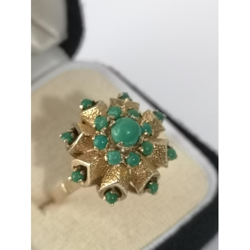 33J - A VINTAGE LADIES 9CT GOLD RING IN THE FORM OF A FLOWER, FITTED WITH VARIOUS JADE STONES. [6.57GRAMS]... 