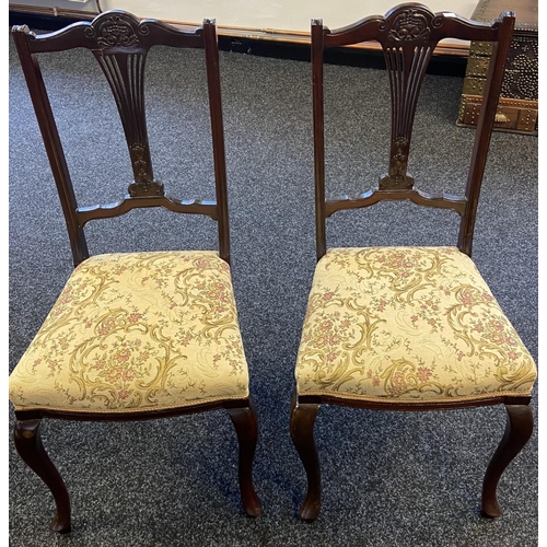 255 - A Lot of two matching 19th century parlour chairs. Both designed with pierced splat backs and suppor... 