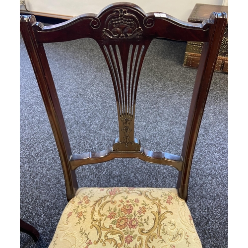 255 - A Lot of two matching 19th century parlour chairs. Both designed with pierced splat backs and suppor... 