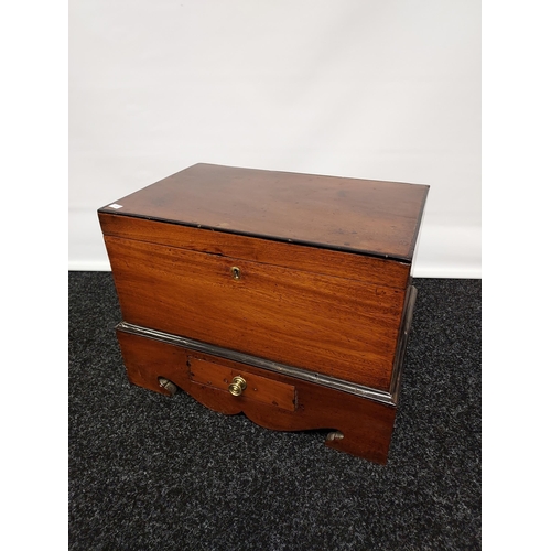 252 - Georgian slipper chest with single under drawer [38x51x33cm]