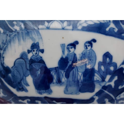 407 - A 20TH CENTURY Chinese blue and white pattern bowl, signature to the base. Comes with wooden base. [... 