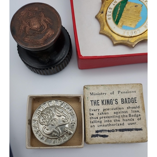 66 - A Selection of military collectables to include The Kings Badge with box, Pingat Jasa miniature meda... 