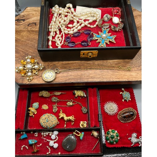 29 - A Vintage jewel box containing a quantity of costume jewellery brooches, necklaces and bracelet etc