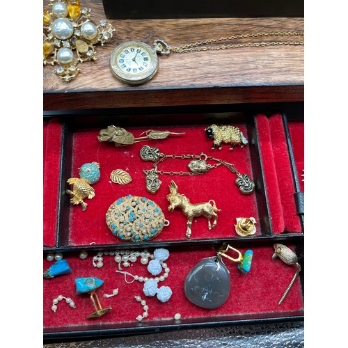 29 - A Vintage jewel box containing a quantity of costume jewellery brooches, necklaces and bracelet etc