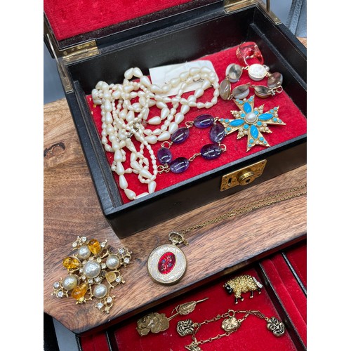 29 - A Vintage jewel box containing a quantity of costume jewellery brooches, necklaces and bracelet etc