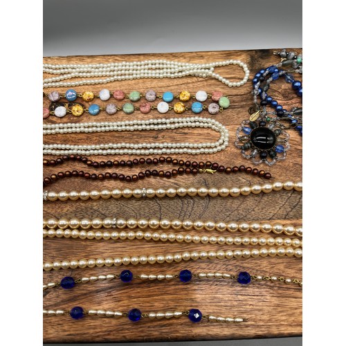 58 - A Collection of vintage pearl and hardstone jewellery