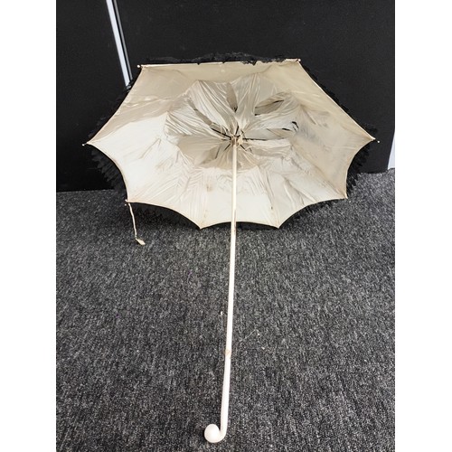 383 - Fan and 2 parasols