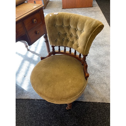 281 - Button back parlour chair, raised on turned supports and ending in castor feet 
[73x57cm]